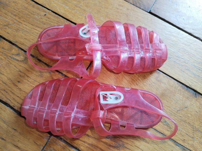 Sandales meduse rouge
Enfants Pointure 30 - photo numéro 7