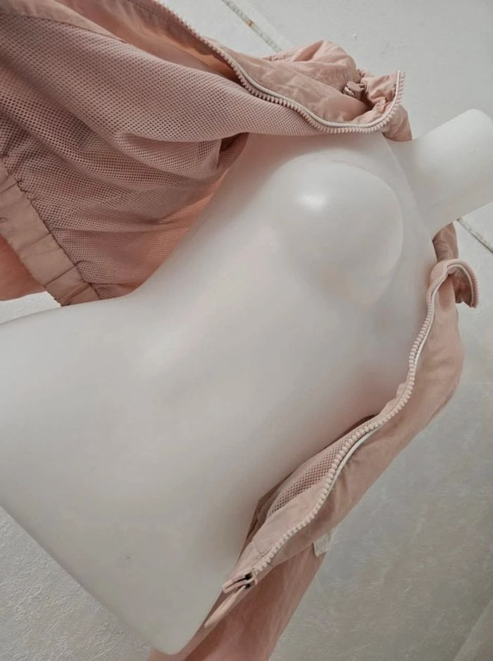 Veste imperméable, à capuche, manches
longues. Avec 2 poches.
Don't call me. Jennyfer.
Taille :XS - photo numéro 13