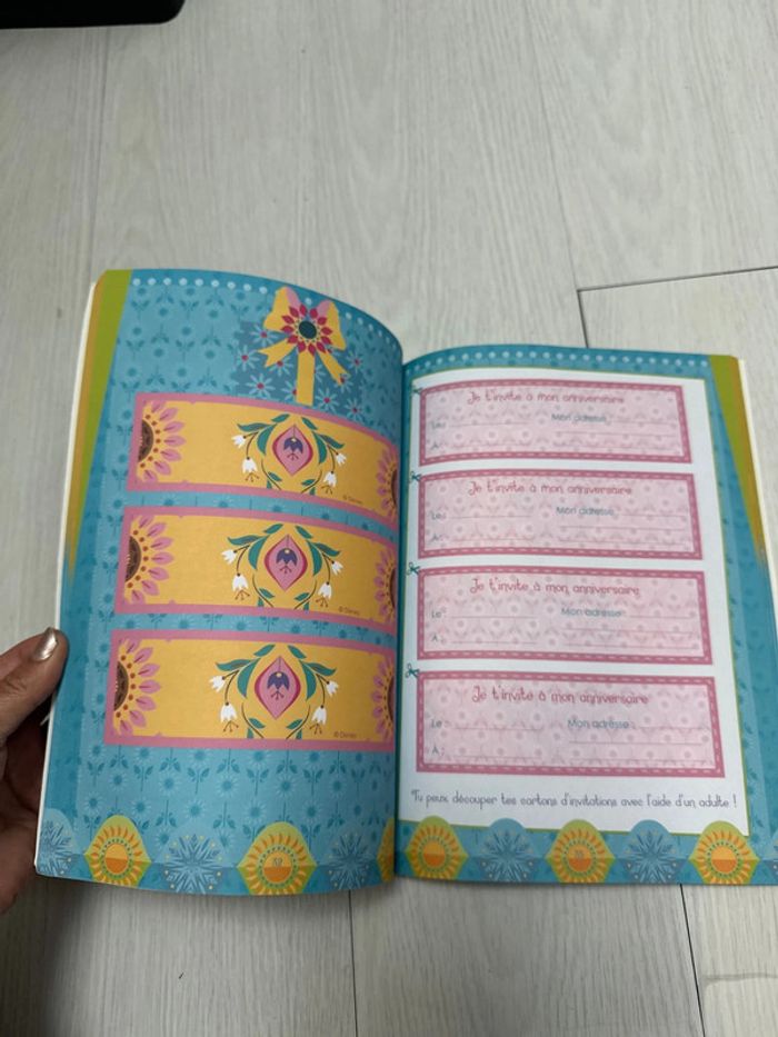 Livre de coloriage à jeux et stickers la reine des neiges neuf - photo numéro 4