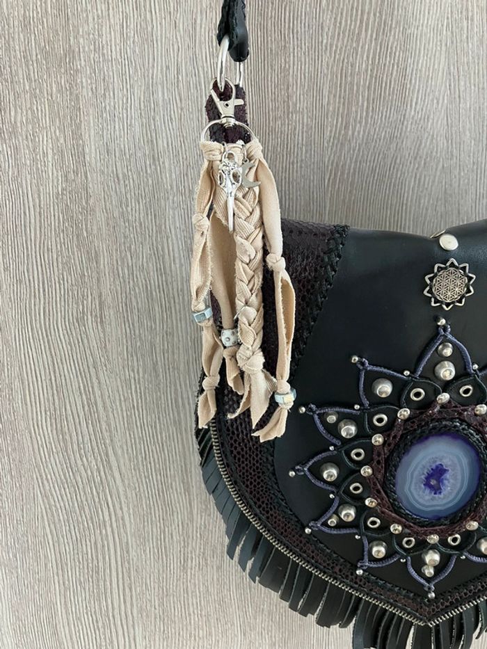 SOLDE -25% Porte-clé ou bijou de sac avec crâne de corbeau et écrou - photo numéro 4