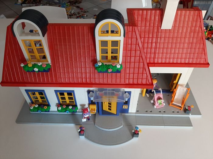 Playmobil très grande (et belle) maison fleurie à étage avec personnages et mobilier, décorations - photo numéro 2