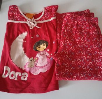 Pyjama 2 pièces.  5 ans . Coton ton rouge . Imprimé Dora .   Très bon état