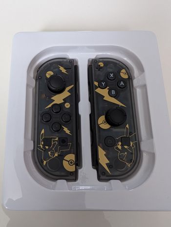 Manettes pikachu switch neuves