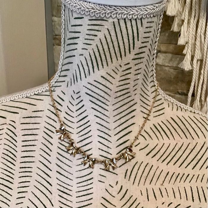 Collier fantaisie dorée pendentif petit Noeud