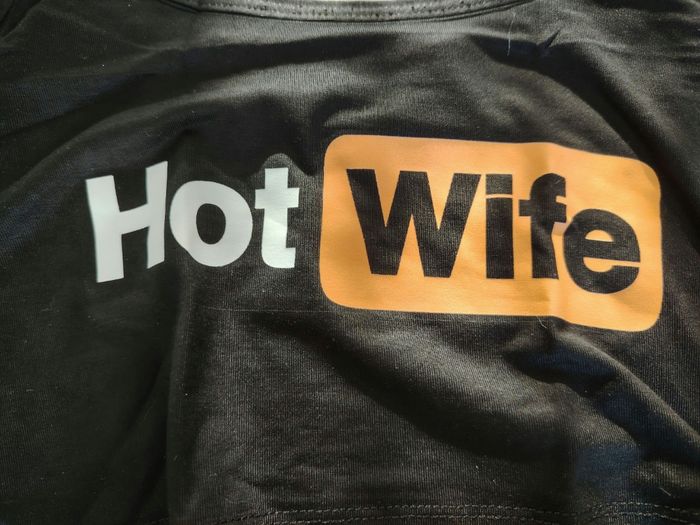 Débardeurs hot wife - photo numéro 2
