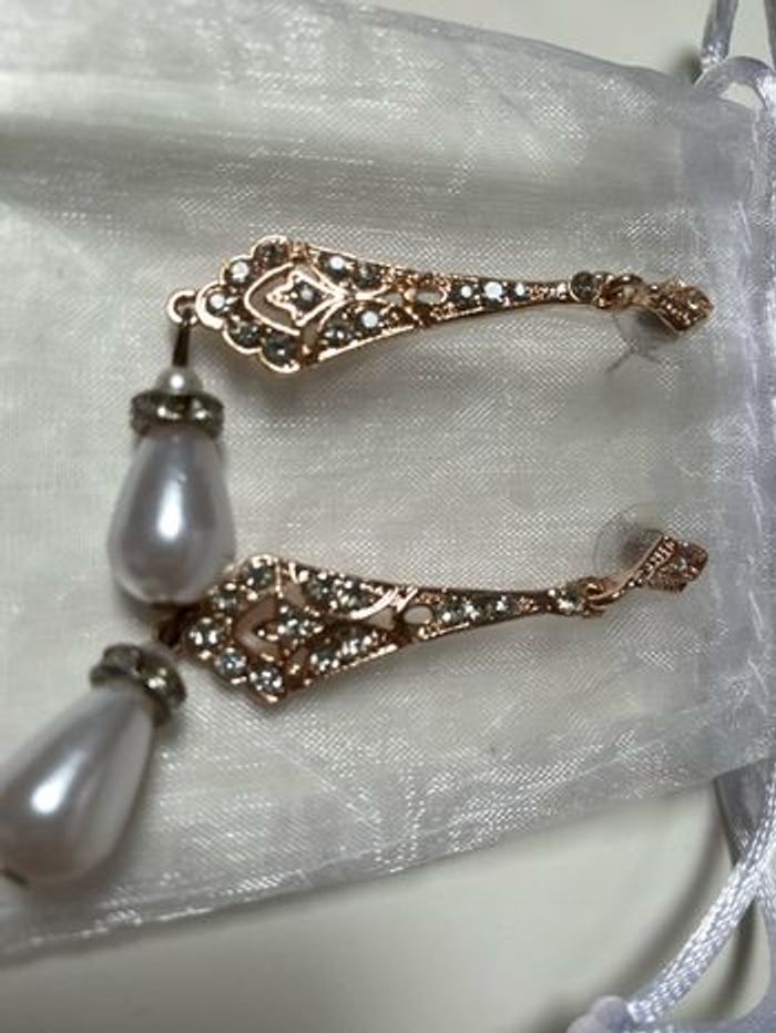 Très jolies boucles d'oreilles fantaisie rosé strass et perles - photo numéro 5