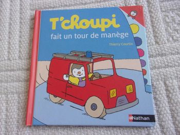 T'choupi fait un tour de manège