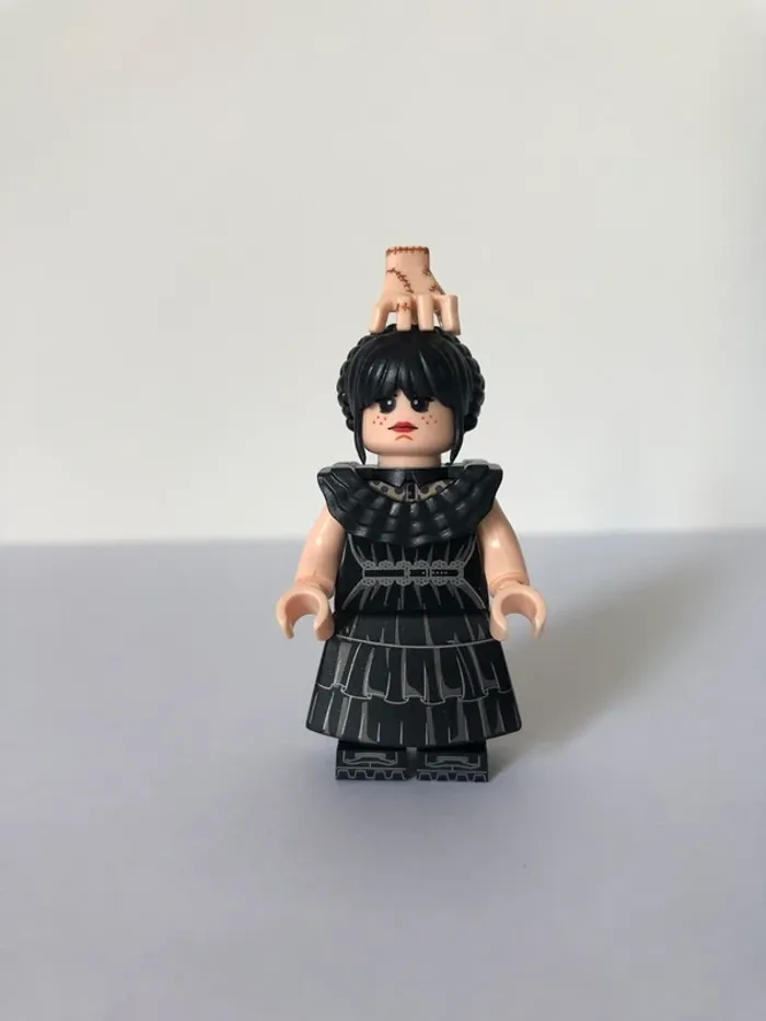 Figurine type lego Mercredi avec la chose. Addams Family