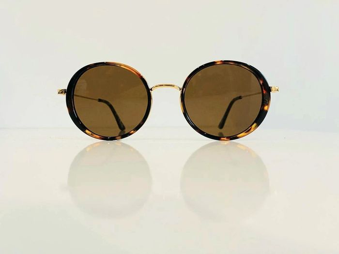 Lunette de soleil femme ovale marron écaille et dorée UV protection catégorie 3 - photo numéro 2