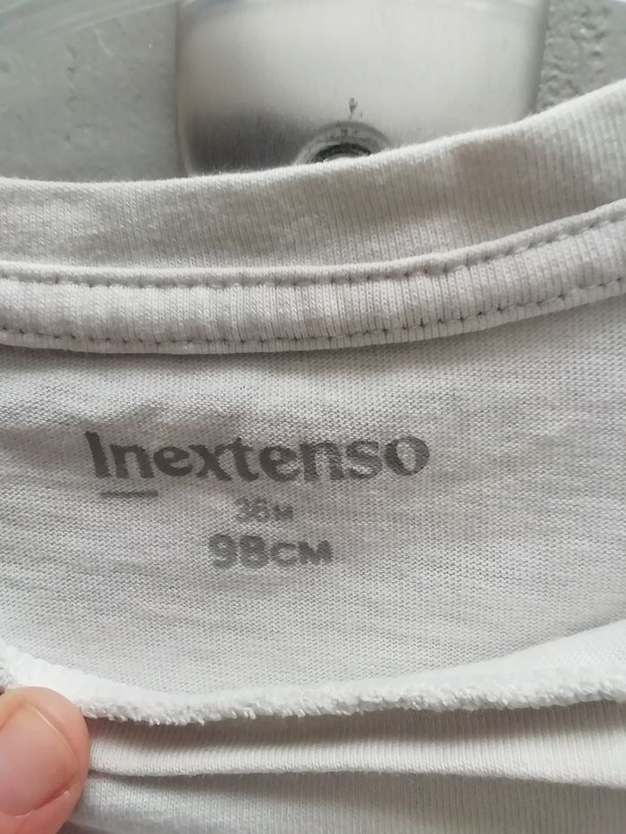 Vends t-shirt garçon été blanc rayé bleu avec motif sur le devant - photo numéro 5