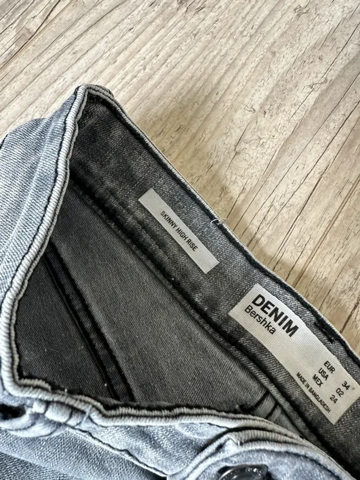 jeans skinny gris bershka troué à un genou - photo numéro 5