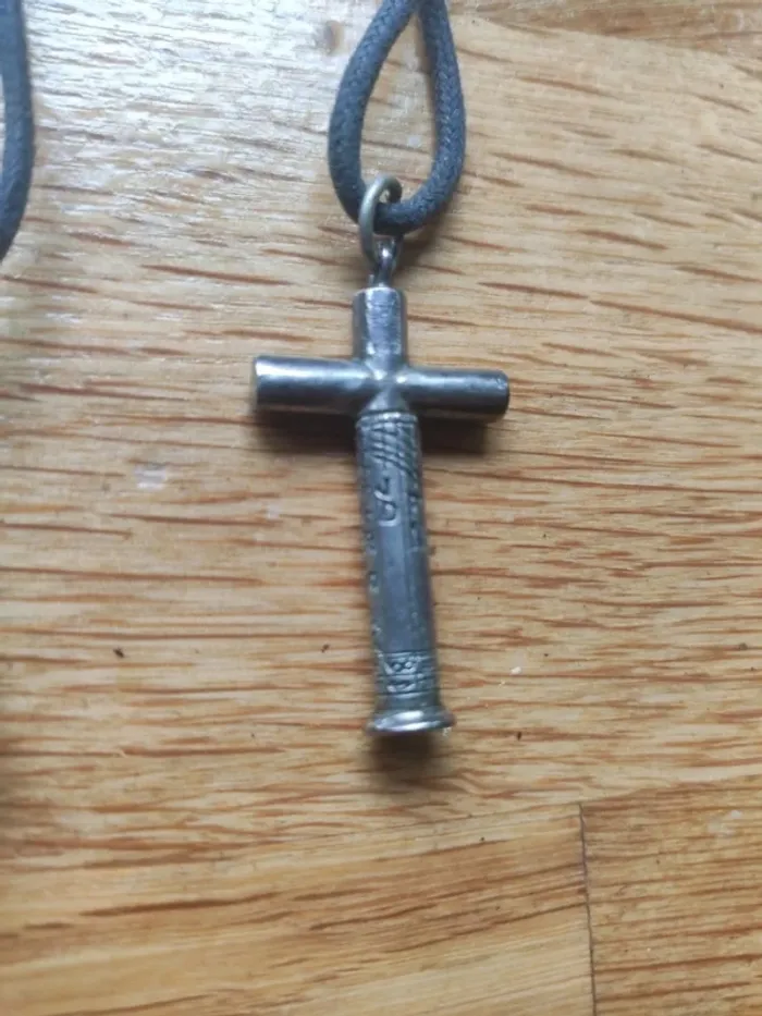 Collier croix argenté et pierre verte - photo numéro 5