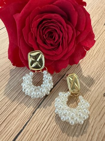 Boucles d’oreilles dorées avec cercle avec des perles nacrées en alliage de zinc moi