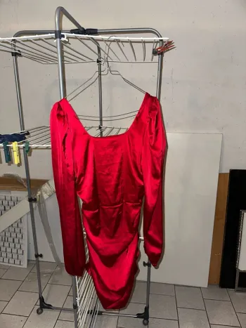 Robe en satin rouge col carré