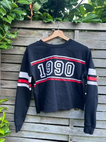 Pull crop top de la marque Jennyfer, taille S, en très bon état.