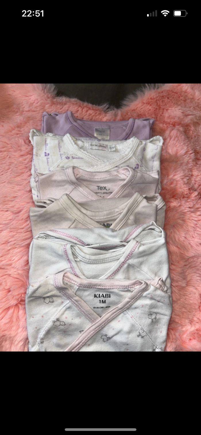 Lot de 6 bodies en 1 mois