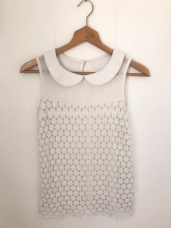 Top blanc avec broderies fleurs col claudine