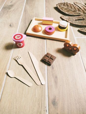 🥮 Dinette en bois avec plateau et diverses pâtisseries et gâteaux