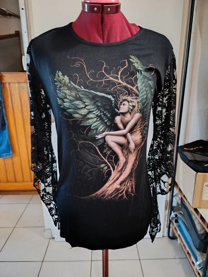 T shirt manche dentelle.