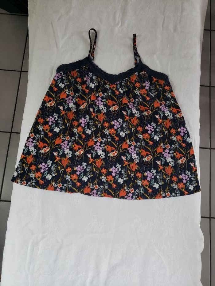 Débardeur fluide à bretelles bleu marine et à fleurs