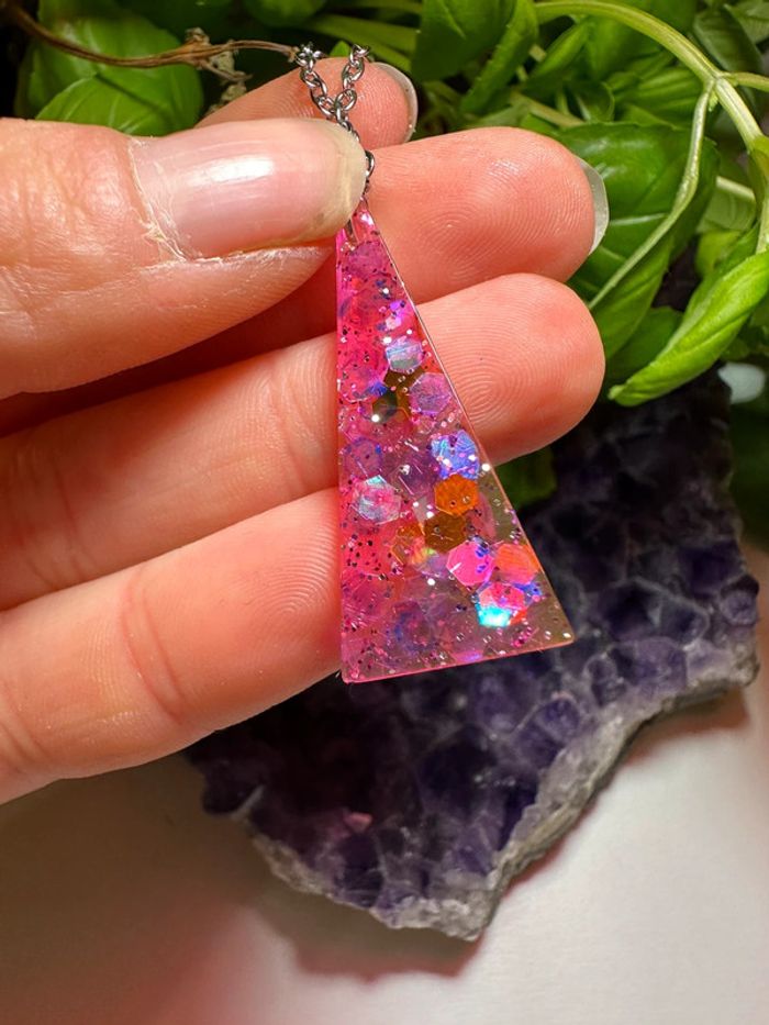 Pendentif triangle en résine et pailletés - photo numéro 5