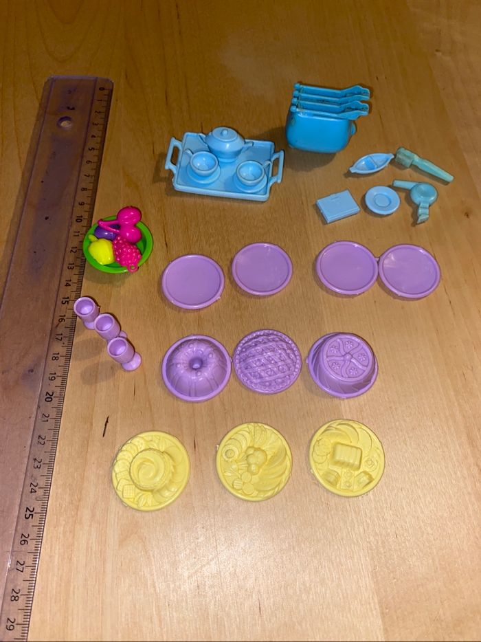 Vaisselle poupée assiette tasse verre plastique jaune violet bleu mannequin