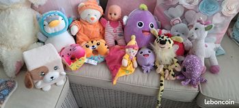Je vends ce lot de diverses peluches colorées et amusantes. - Type de produit : Doudous & peluches -