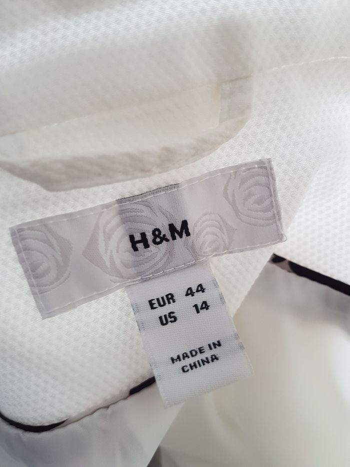 Veste blanc cassé tissu gaufré, fermée par crochets. H&M. T44, 50cm aux aisselles, 58cm de haut. - photo numéro 4