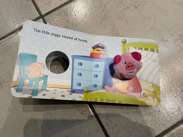 Livre Marionnette This Little Piggy (en anglais) - photo numéro 2