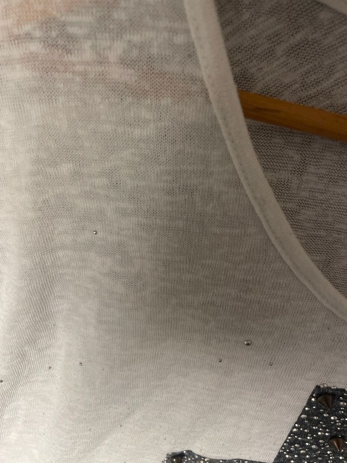 T-shirt blanc, style rock, croix clouté et strasse - photo numéro 3