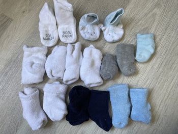 Lot 13 paires de chaussettes et 2 paires de chaussons