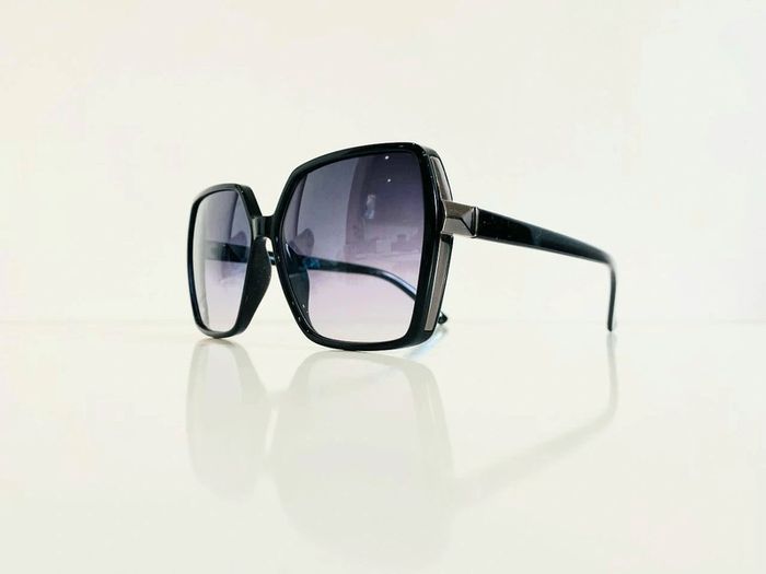 Lunette de soleil femme noire et argentée verres dégradés uvprotection catégorie 3