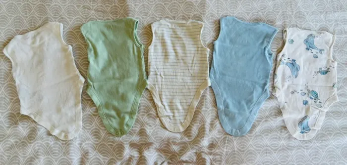 Lot 5 bodies sans manches - photo numéro 2