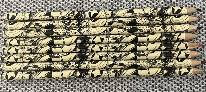 8 crayons de couleur Avengers