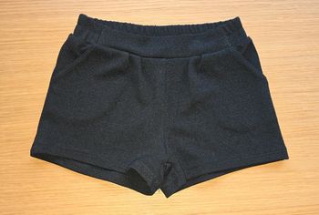 Short légèrement brillant pailleté 8 ans