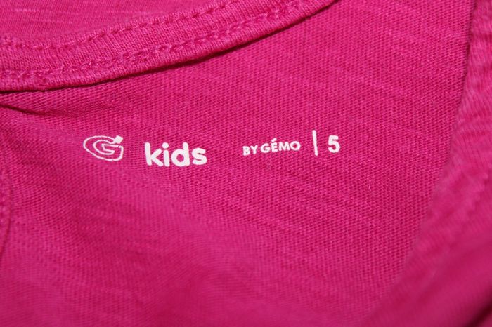 💖 Robe fuchsia Gémo - Volants épaules - Taille 5 ans 💖 - photo numéro 3