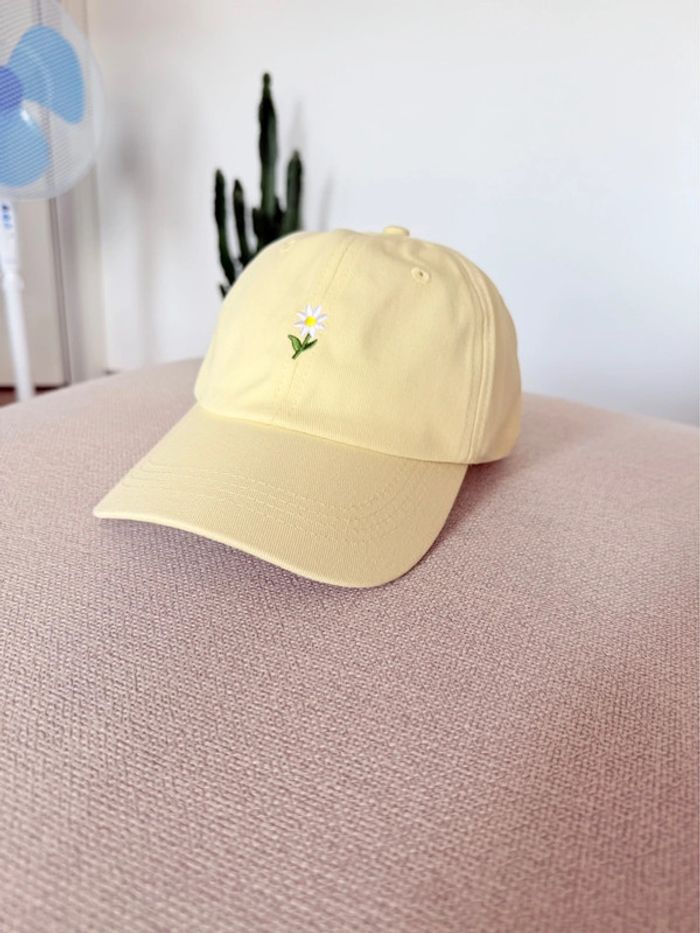 Casquette jaune pâle à broderie florale