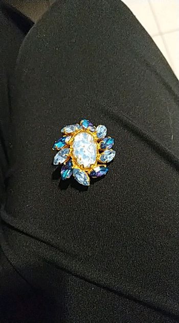 Broche ancienne vintage dorée aux pierres bleues