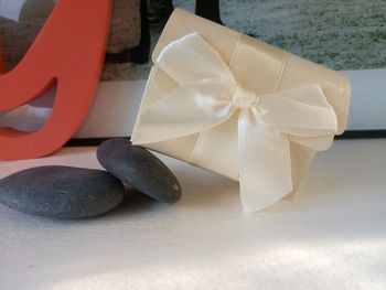 Lot de 14 boîtes contenants à dragées coffre Ivoire avec rubans  neuves