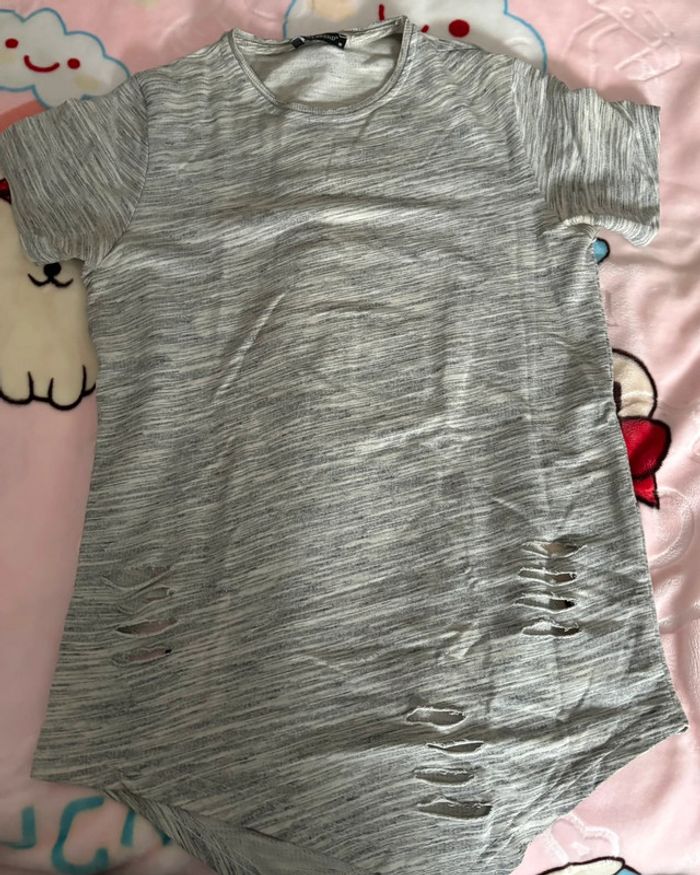Tee-shirts gris à trou