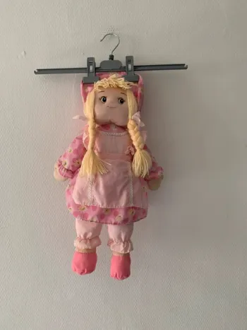 Peluche poupée rose