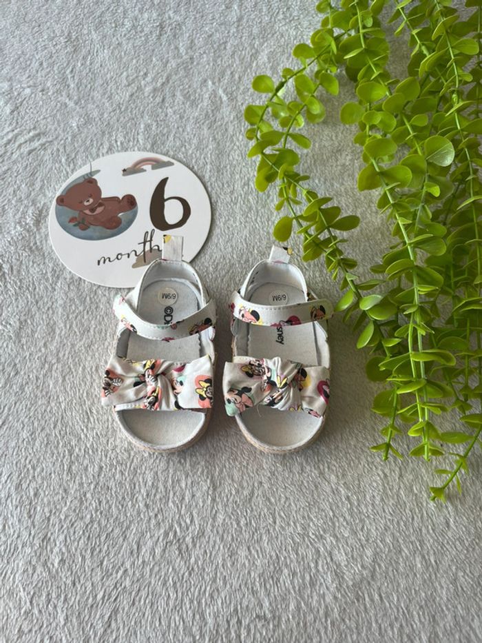 Très belle chaussure pour bébé fille