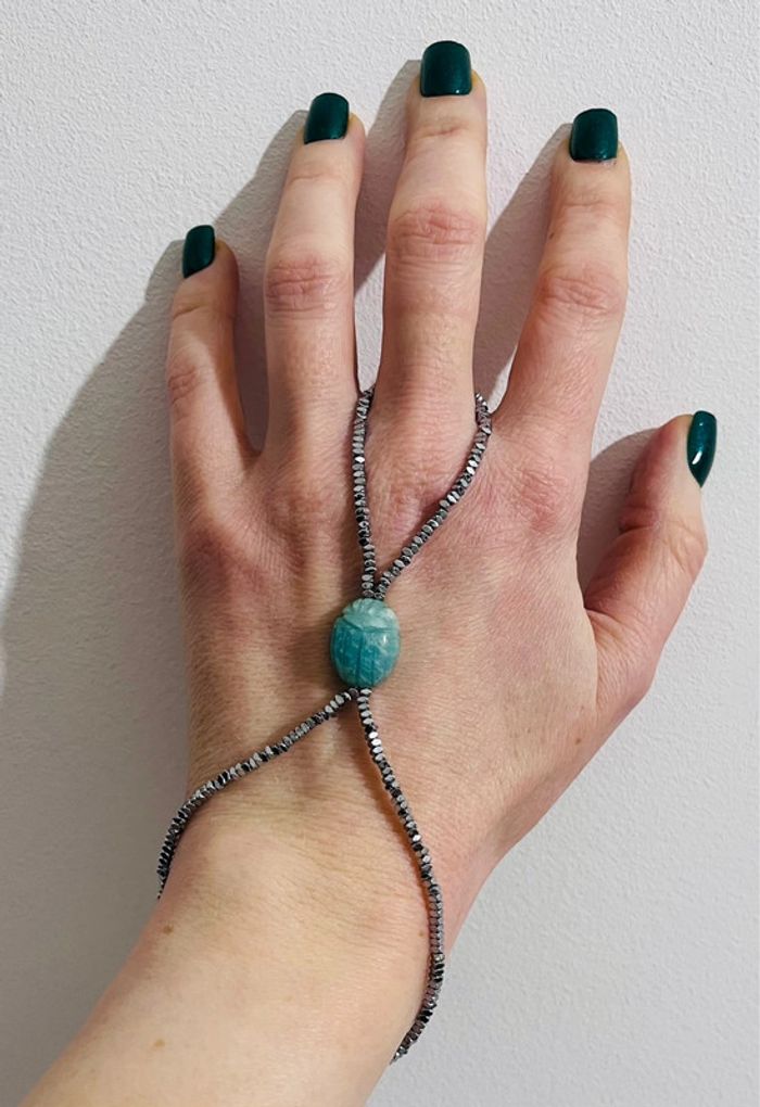 Bijou de main amulette scarabée Hématites et Amazonite