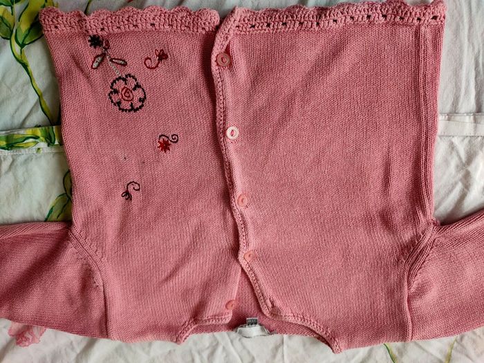 Gilet 23 mois vieux rose avec fleurs brodées - photo numéro 2