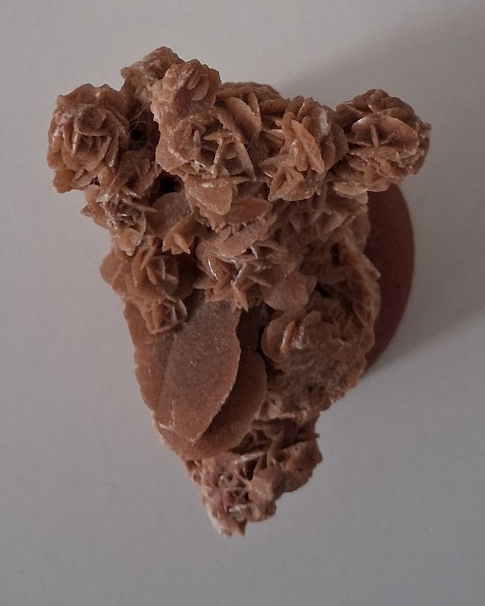 Roche minérale rose des sables sur un socle en pierre - photo numéro 2