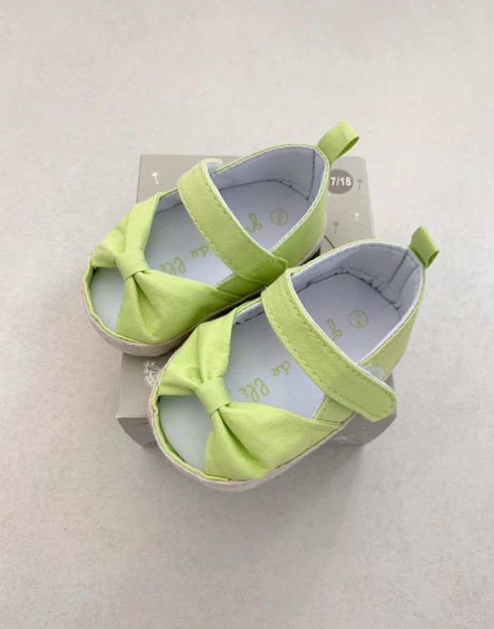 chaussures bébé Sandales bébé 17/18 neuves vert anis