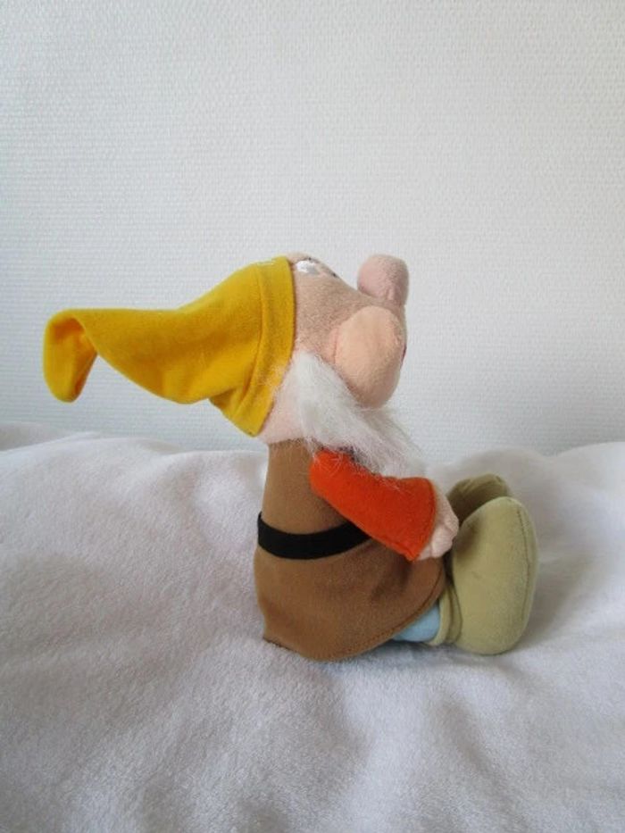 Peluche Joyeux nain Blanche-Neige Disney TBE - photo numéro 4