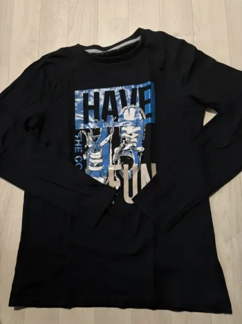 T-shirt tex 11/12 ans manches longues noir petit trou réparé voir photo