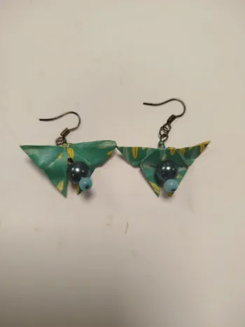 Boucles d'oreilles origami papillon vert et jaune, perles bleues BO05