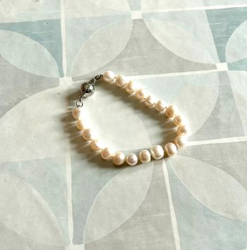 Bracelet perles blanches - en très bon état